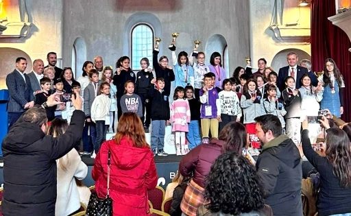 &Ccedil;eşme&rsquo;de D&uuml;nya Kadınlar G&uuml;n&uuml;&rsquo;ne &ouml;zel satran&ccedil; turnuvası
