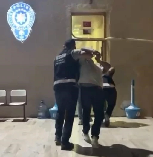 Çeşme’de eğlence mekanında silahlı kavga: 2 yaralı, 2 gözaltı
