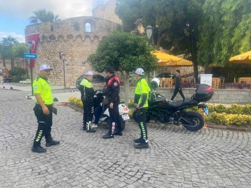 Çeşme’de motosiklet denetimlerinde sürücülere 545 bin lira ceza
