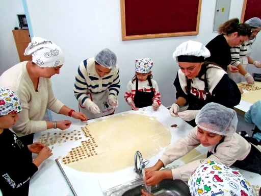 &Ccedil;eşme&rsquo;de &ouml;ğrencilerden hem &ouml;ğretici ve hem lezzetli etkinlik
