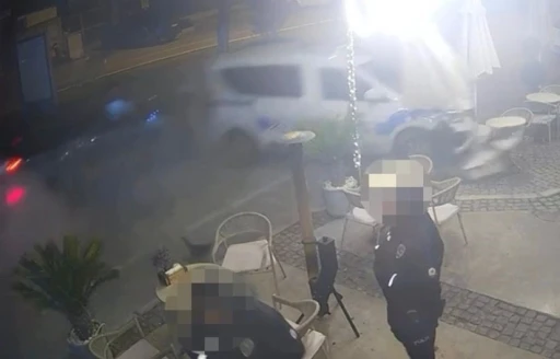 &Ccedil;eşme&rsquo;de otomobilin polis aracına &ccedil;arptığı anlar kameraya yansıdı
