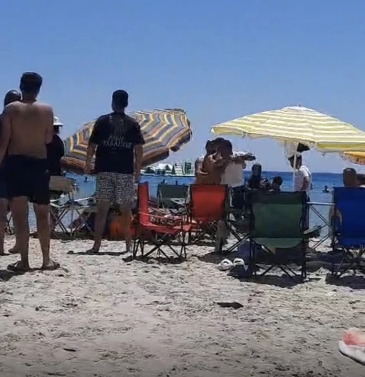 &Ccedil;eşme&rsquo;de plajda &lsquo;Şemsiyeni a&ccedil;amazsın&rsquo; kavgası
