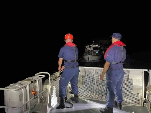 &Ccedil;eşme&rsquo;de s&uuml;r&uuml;klenen teknedeki 3 kişi Sahil G&uuml;venlik ekiplerince kurtarıldı
