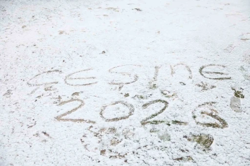 &Ccedil;eşme&rsquo;de yılın ilk g&uuml;n&uuml;nde kar s&uuml;rprizi
