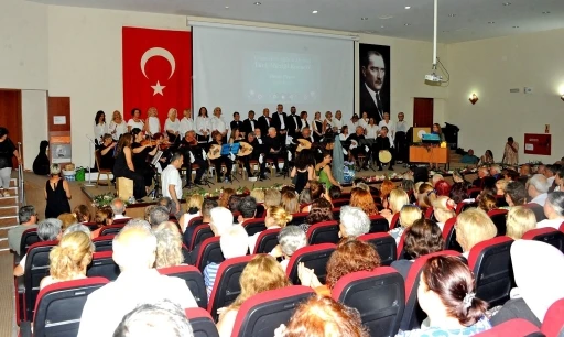 &Ccedil;eşme Halk Eğitim Merkezi&rsquo;nden yıl sonu konserinde m&uuml;zik ve sanat ş&ouml;leni
