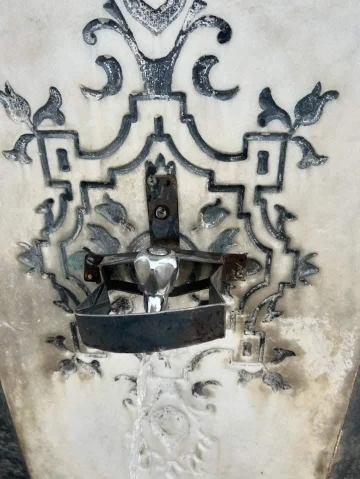 &Ccedil;eşme musluğunu hırsızlardan demir korkulukla koruyorlar
