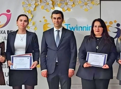 &Ccedil;eşmeli &ouml;ğretmenlerden uluslararası başarı

