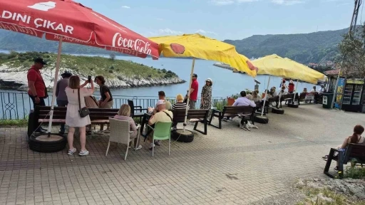 Çeşmi Cihan Amasra’ya havalar ısınmasıyla birlikte Rus akını da başladı
