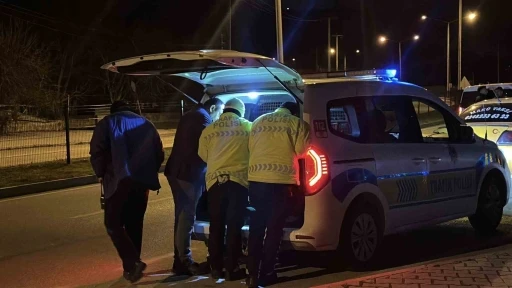 &Ccedil;evirmeden ka&ccedil;an alkoll&uuml; s&uuml;r&uuml;c&uuml; yakalandı, polise zor anlar yaşattı
