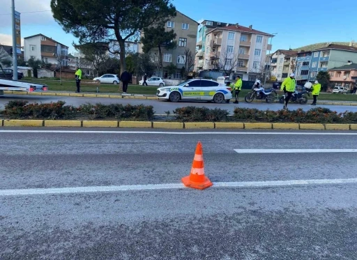 &Ccedil;evirmeden ka&ccedil;an motosikletli trafik polisine &ccedil;arptı
