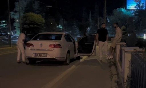 Çevirmeye yakalanarak ceza yiyen arkadaşının yanında alkol almaya devam etti
