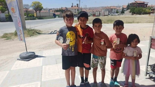Çevre için ter döken çocuklara esnaftan dondurmalı teşekkür
