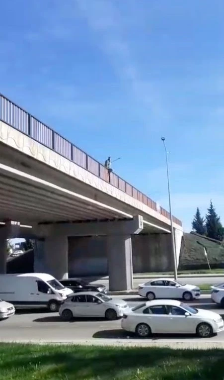 &Ccedil;evre yolunda intihar girişimi trafiği durma noktasına getirdi
