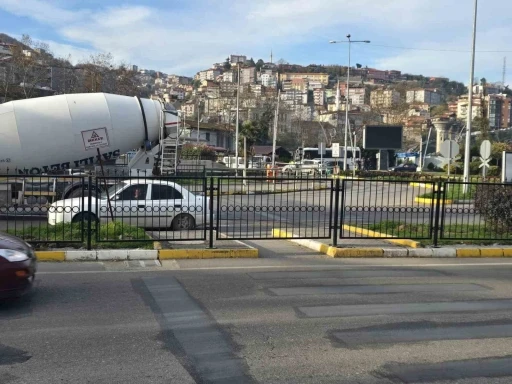 &Ccedil;evre yolunda &ouml;nlem alındı, yayalar &uuml;st ge&ccedil;ide y&ouml;nlendiriliyor
