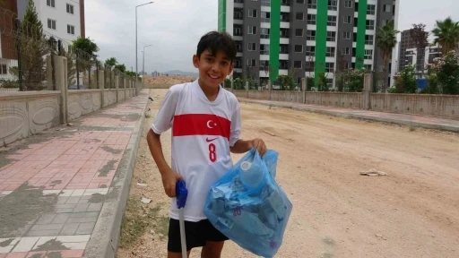 Çevreci çocuk sosyal medyada çöp toplama hareketiyle dikkat çekti

