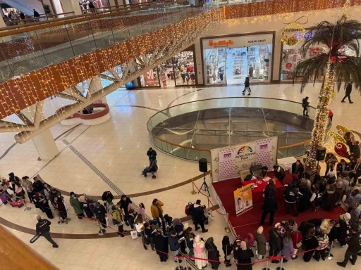 Ceylan Karavil Park AVM&rsquo;de imza g&uuml;n&uuml;
