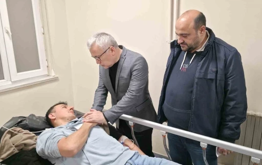 Cezaevi otobüsü kaza yaptı, Vali Şimşek yaralıları ziyaret etti
