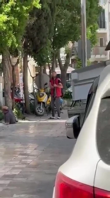 Cezaevinden &ccedil;ıkıp husumetlisini yaraladı, polis gelene kadar başında bekledi
