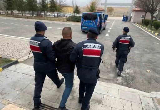Cezaevinden izinli çıktı, evi soyarken suçüstü yakalandı
