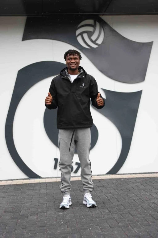 Chibuike Nwaiwu: "Taraftarın g&ouml;nl&uuml;nde yer edinmiş oyuncu olarak hatırlanmak isterim"
