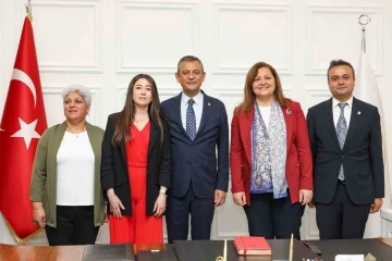 CHP Genel Başkanı Özel, Afyonkarahisar Belediyesini ziyaret etti
