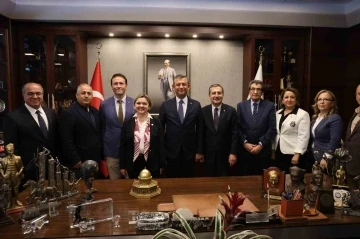 CHP Genel Başkanı Özel, Eskişehir’de merkez belediyeleri ziyaret etti
