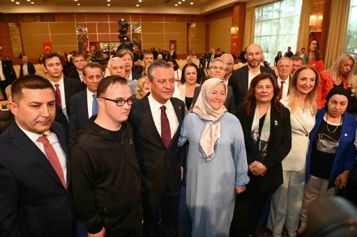 CHP Genel Başkanı Özel, Kuşadası’nda otizmli bireyler ve aileleri ile buluştu
