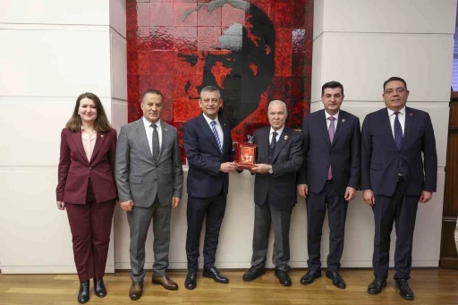 CHP Genel Başkanı &Ouml;zel, şehit ve gazi dernek temsilcileriyle bir araya geldi
