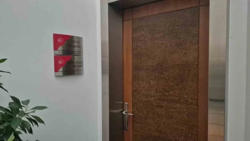 CHP Genel Merkezi&rsquo;nde Kılı&ccedil;daroğlu&rsquo;nun fotoğrafı tekrar asılıp, isimliği makam odasının kapısına takıldı
