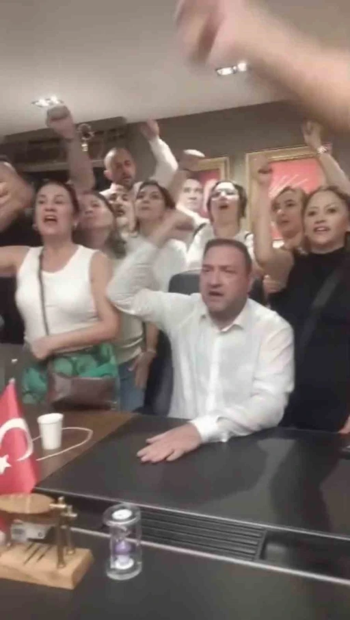 CHP İzmir&rsquo;de olaylı gece: G&uuml;mr&uuml;k&ccedil;&uuml; il binasına girdi, taraflar arasında arbede &ccedil;ıktı

