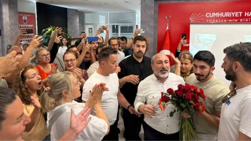 CHP İzmir İl Başkanlığı&rsquo;nda &rsquo;Karanfil&rsquo; gerginliği
