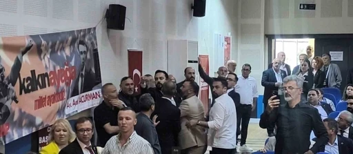 CHP kongresinde kavga: Tekme ve tokatlar havada uçuştu
