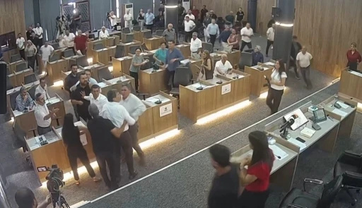 CHP&rsquo;li belediye başkanının AK Partili meclis &uuml;yesinin &uuml;zerine y&uuml;r&uuml;d&uuml;ğ&uuml; anlar kamerada
