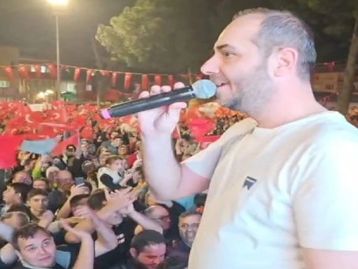 CHP mitinginde sunuculuk yapan belediye m&uuml;d&uuml;r&uuml;ne disiplin cezası verildi, s&uuml;re&ccedil; yargıda
