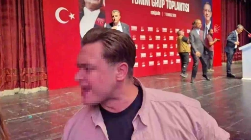 CHP&rsquo;nin grup toplantısında basın mensuplarına fiziksel m&uuml;dahale

