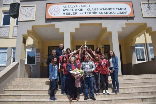 Çiçekçi esnafın desteğine genç sporcular kupayla karşılık verdi
