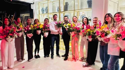 &Ccedil;i&ccedil;ekler kadınların elinde sanat eserine d&ouml;n&uuml;şt&uuml;
