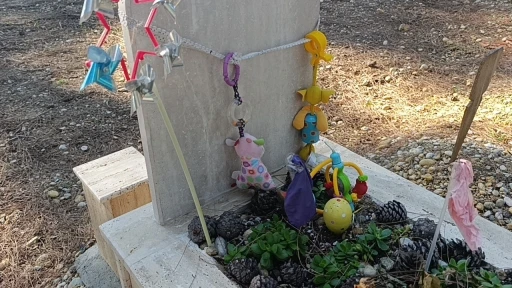 &Ccedil;i&ccedil;eklerden &ccedil;ok oyuncaklarla bezenen mezarlıkta duygulandıran g&ouml;r&uuml;nt&uuml;ler
