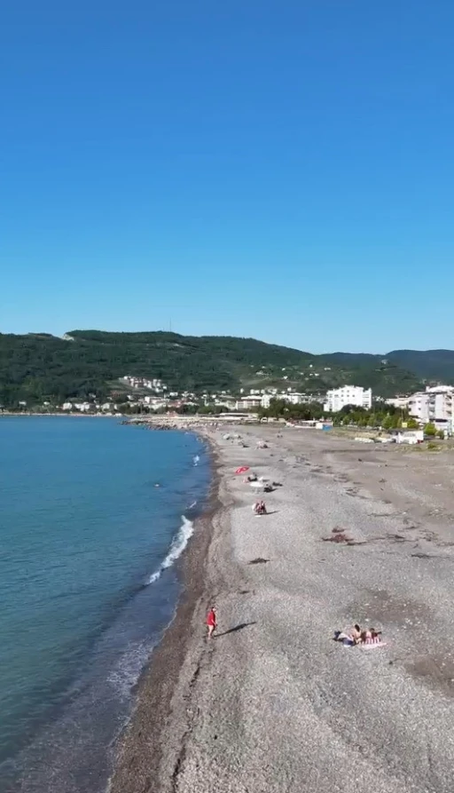 Cide&rsquo;de selin ardından vatandaşlar sahillerde denize girmeye başladı
