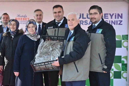 Çiftçiye 1 milyon 222 bin çilek fidesi hibe edildi
