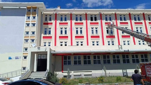 Çiftlik Anadolu İmam Hatip Lisesi’nde örnek davranış: Okul Müdür Yardımcısı binayı kendi boyadı
