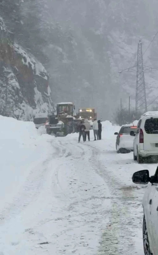 &Ccedil;ığ nedeniyle ulaşıma kapanan Trabzon-Bayburt karayolu kontroll&uuml; olarak ulaşıma a&ccedil;ıldı
