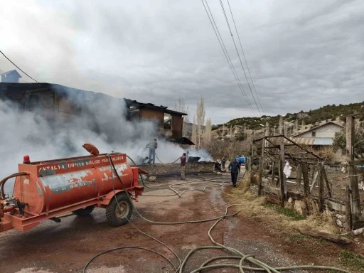 &Ccedil;ıkan yangında ev k&uuml;le d&ouml;nd&uuml;, 1 kişi dumandan etkilendi, 3 hayvan telef oldu
