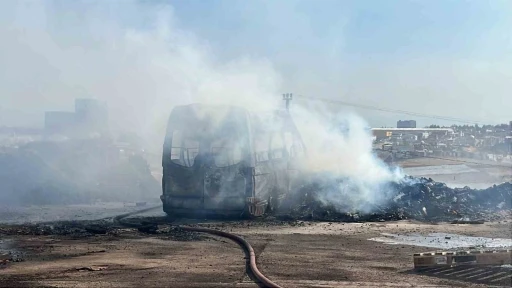 Çıkan yangında paletler kül oldu, minibüs ise demir yığınına döndü
