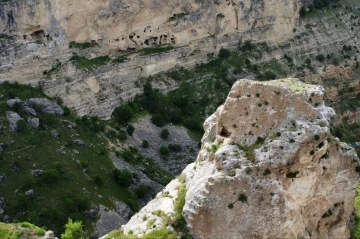 Çıkılması zor olan kayaların zirvesindeki tarihi oyuklar dron ile ilk kez görüntülendi

