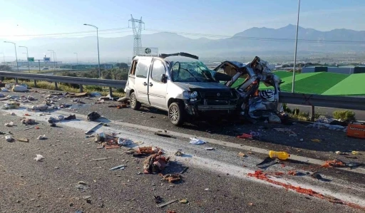 Çıkışı kaçırıp geri gelen araca kamyon çarptı: 1 ölü, 2 ağır yaralı
