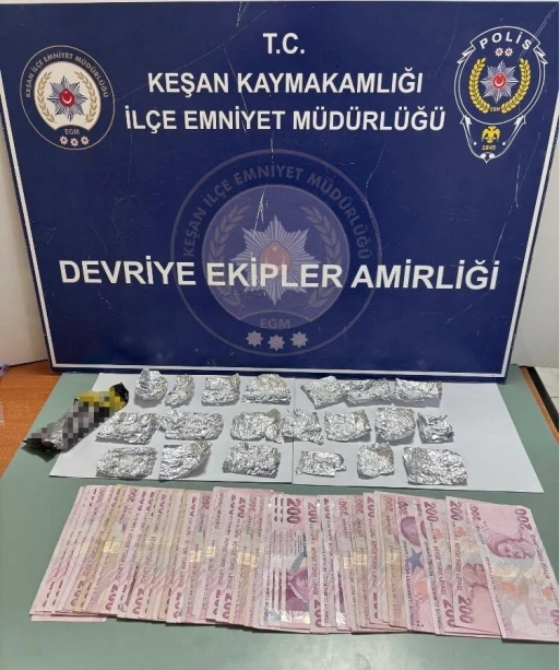 Çikolata paketine sakladığı uyuşturucu ile yakalandı
