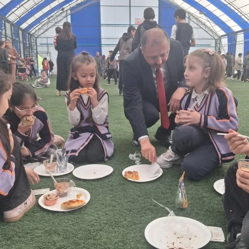&Ccedil;ıldır&rsquo;da "Yıl Sonu Tatlı Şenliği" d&uuml;zenlendi
