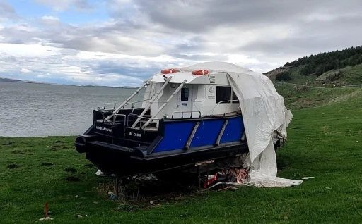 &Ccedil;ıldır G&ouml;l&uuml; kıyısına &ccedil;ekilen teknenin akıbeti merak konusu
