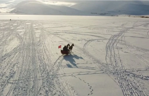 &Ccedil;ıldır G&ouml;l&uuml;&rsquo;nde atlı kızak heyecanı başladı
